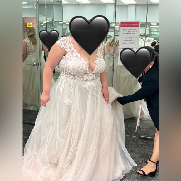David’s Bridal Wedding Dress💍Plus Size 24W! Plunge Lace dress-Ivory/Blush Color - Picture 9 of 10